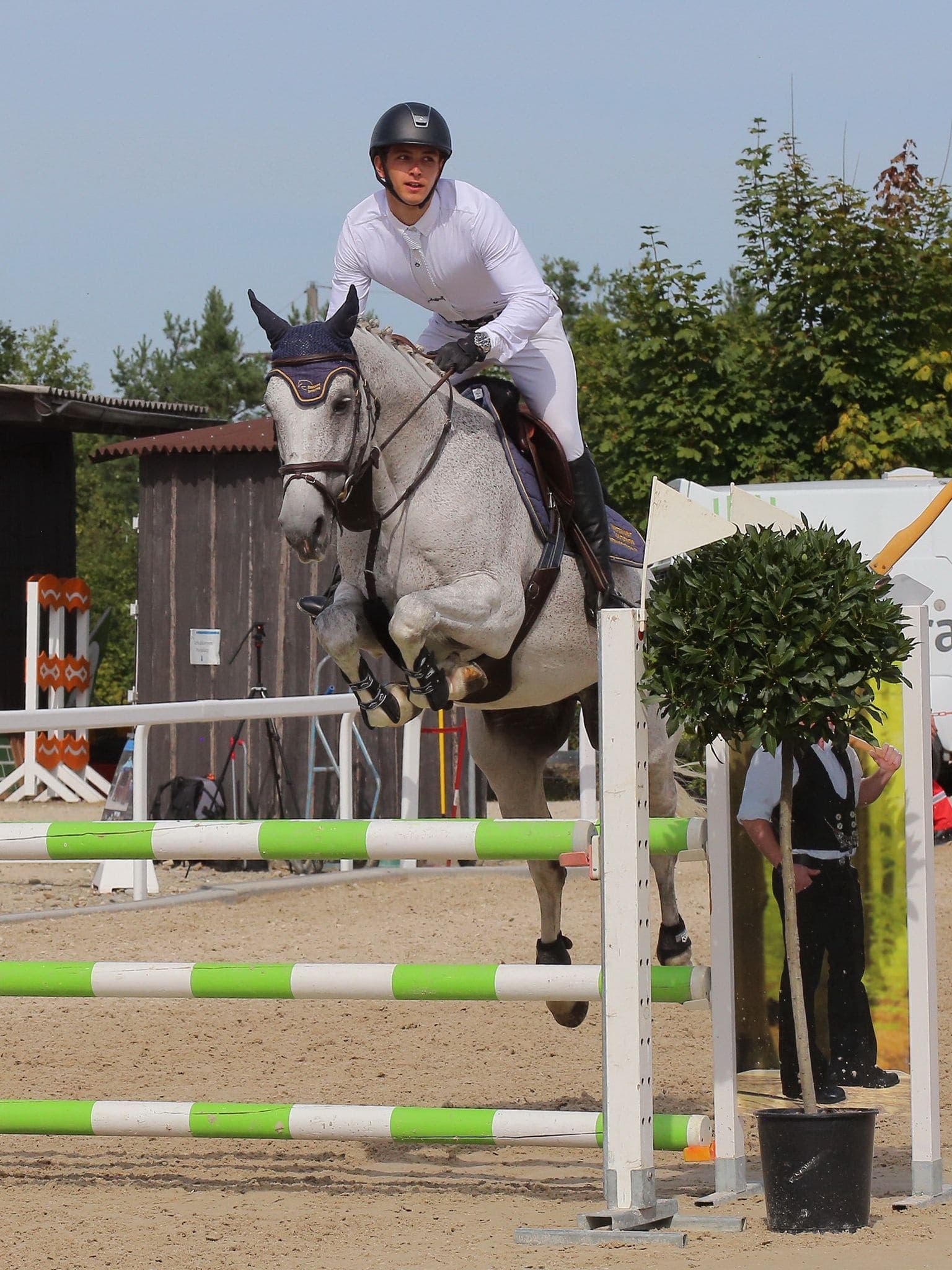 Nicola, Mitgründerin von RideBase, mit ihrem Springpferd auf der Reitanlage, RideBase ist von Reitern für Reiter gemacht