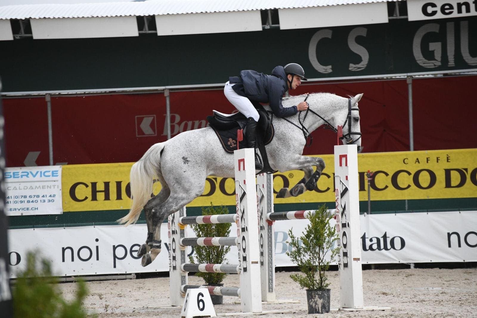Nicola beim Springturnier mit ihrem Pferd, RideBase entsteht aus eigener Erfahrung im Schweizer Reitsport